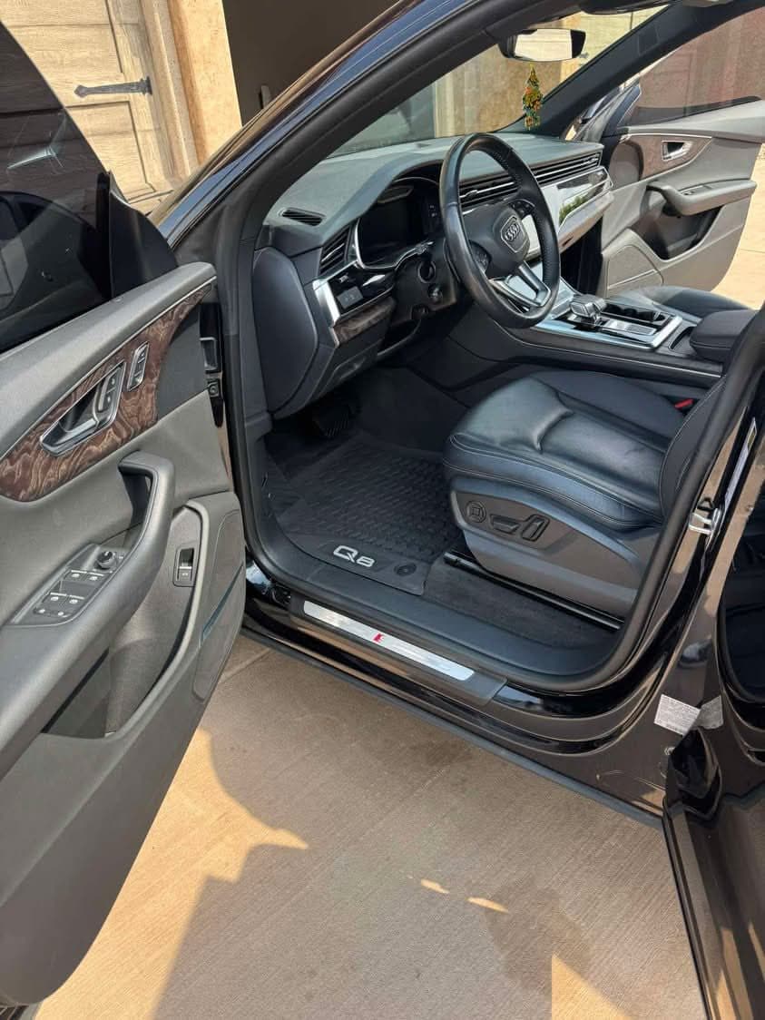 Clean Audi Q8 front seats, dashboard and steering wheel