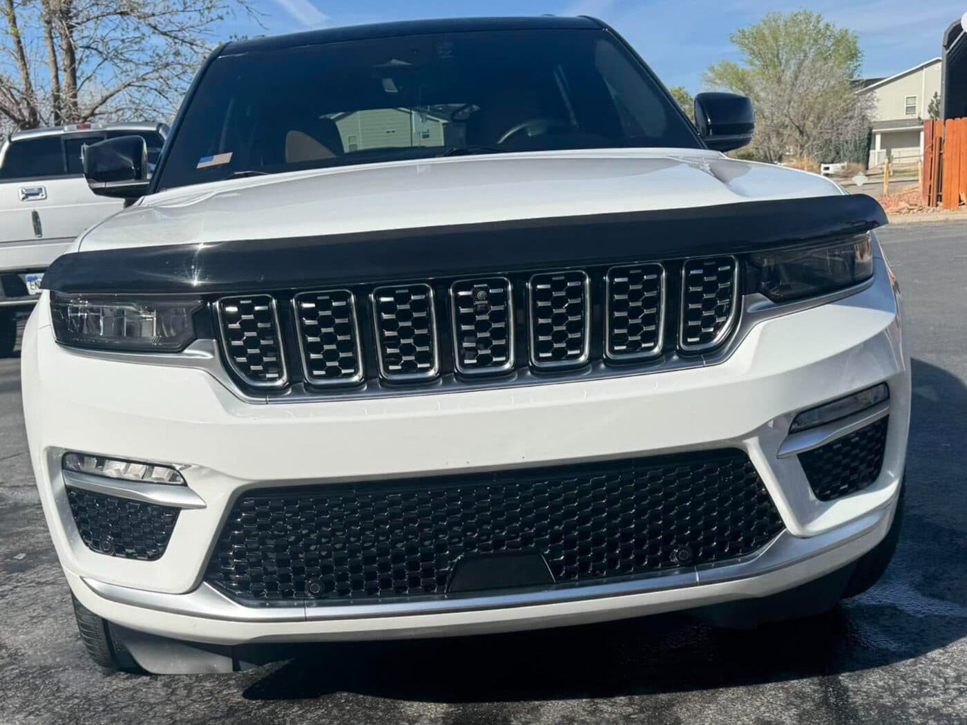 White Jeep Grand Cherokee front end detailed